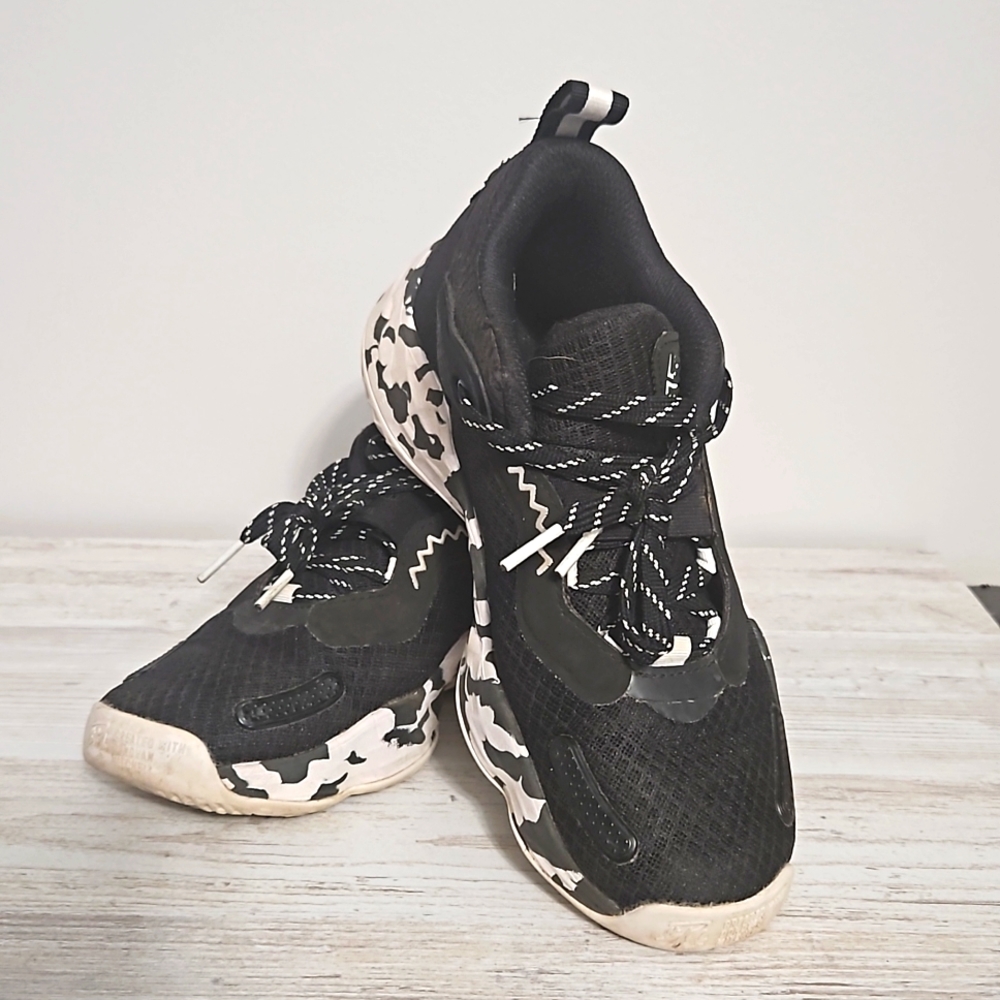 Adidas hoops F21/S22-TN 21/066 D.1-3 Size 4